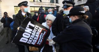 Copertina di Assange, niente libertà: “C’è il pericolo di fuga”