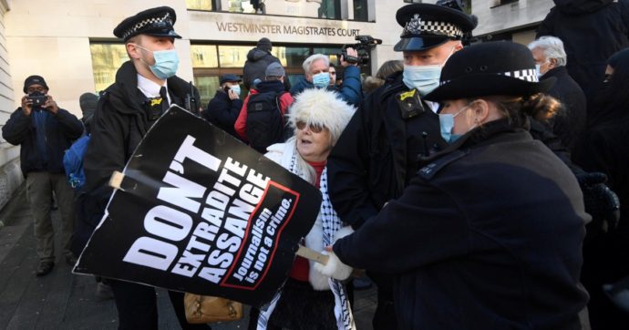 Assange, niente libertà: “C’è il pericolo di fuga”