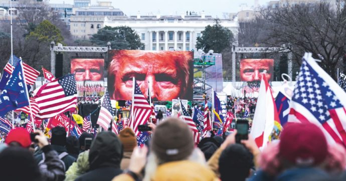 Copertina di Il Reality Trump finisce in assedio al Campidoglio