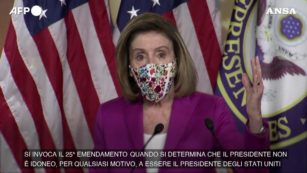 Copertina di Usa, Nancy Pelosi invoca il 25esimo emendamento: “Trump va rimosso, è pericoloso. Non può più prendere alcuna decisione”