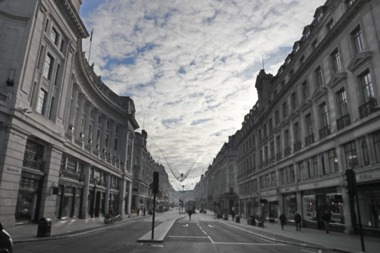 Covid, il Regno Unito è fuori controllo (e il vaccino comincia a scarseggiare)