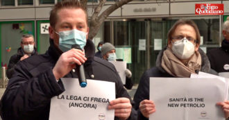 Copertina di “Si scrive Moratti ma si legge Formigoni”: la protesta del M5s sotto Palazzo Lombardia – Video