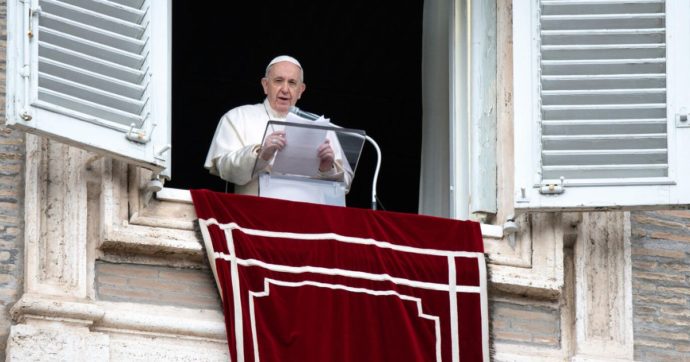 ‘Giornali fotocopia, senza consumare le suole’. La critica del Papa ai media non va già archiviata