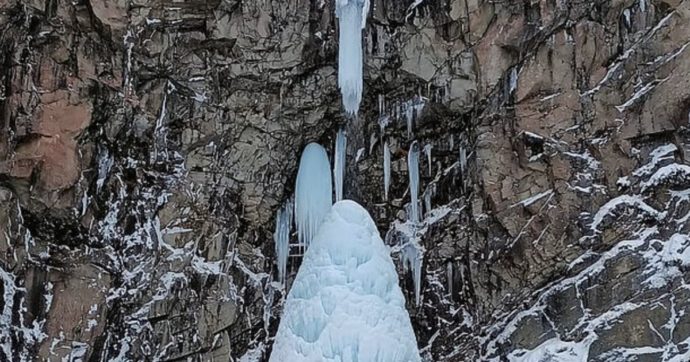 Un morto e quattro turisti intrappolati dentro una cascata ghiacciata