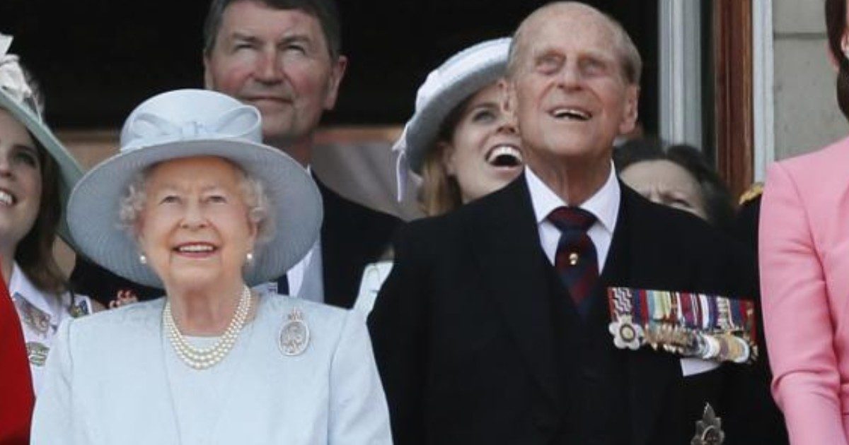 Morto principe Filippo, la regina Elisabetta piange “l’amato marito”: i funerali nei prossimi 10 giorni ma non di Stato