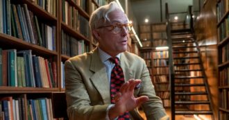 Copertina di “Fauci? Bravo… ma come attore”:  il virus, che ridere