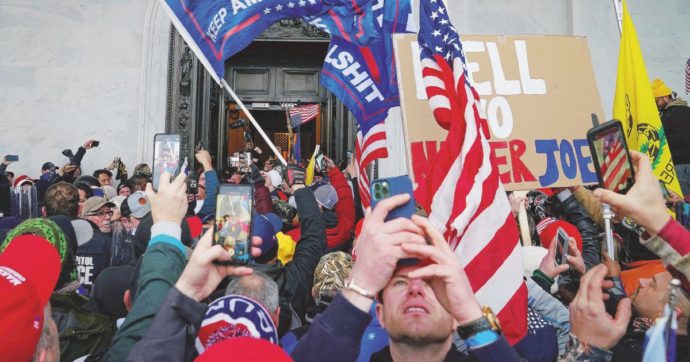 Troppo poco e tardi? Eppure con il blocco. Facebook fa politica