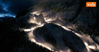 Copertina di Cortina 2021, le piste dei Mondiali di sci illuminate di notte: l’Olimpia delle Tofane vista dal drone è mozzafiato – Video