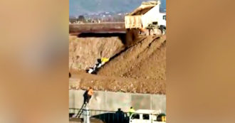 Copertina di Pedemontana Veneta, camion seppellisce sacchi di rifiuti lungo il terrapieno della superstrada – Video