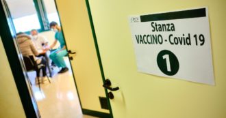 Copertina di Vaccino anti-Covid, un caso di paresi facciale per un’infermiera dopo la somministrazione. Asl: “Non c’è da preoccuparsi ed è reversibile”