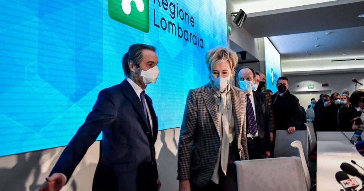 Vaccini Lombardia, ancora disservizi per gli over 80. Moratti cambia in corsa: per la fase successiva prenotazioni sulla piattaforma di Poste