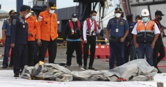 Copertina di Indonesia, Boeing precipita con 62 persone a bordo: individuate in mare le due scatole nere