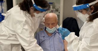 Nonno Basilio vaccinato a 103 anni e attaccato dagli haters: “Dose sprecata”. Lui, ex internato in un lager, risponde