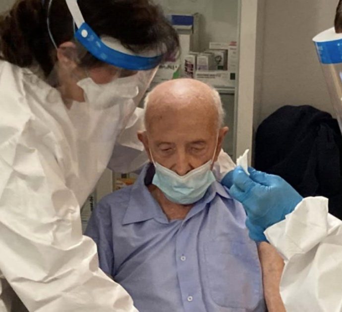 Nonno Basilio vaccinato a 103 anni e attaccato dagli haters: “Dose sprecata”. Lui, ex internato in un lager, risponde