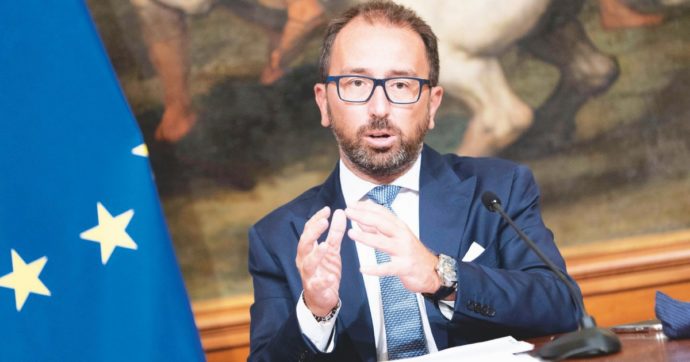 Bonafede: “Conte non si tocca, senza di lui c’è il voto. Crisi è da marziani”