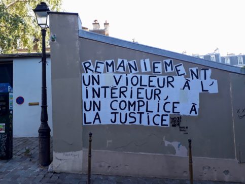 Copertina di Le incollatrici: la Francia ricorda sui muri le vittime di femminicidio (e i loro assassini)