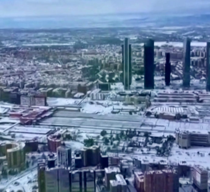 Maltempo in Spagna, le suggestive immagini aeree di Madrid innevata – Video