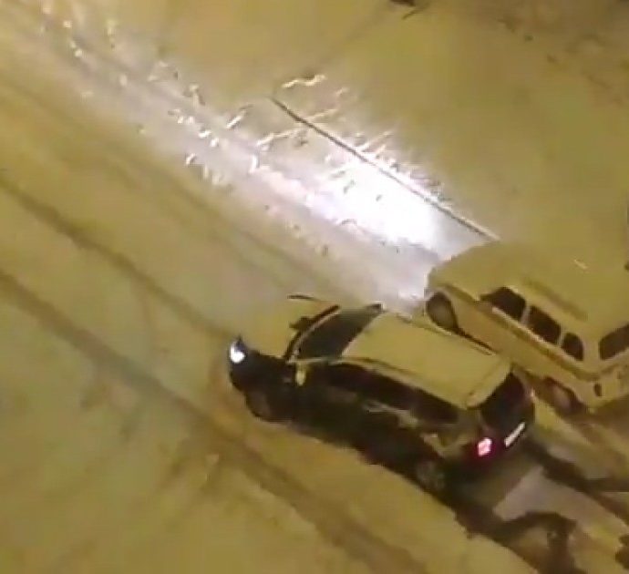 La vecchia Renault batte sulla neve una moderna Dacia: il video dell'”umiliazione” fa il giro del mondo