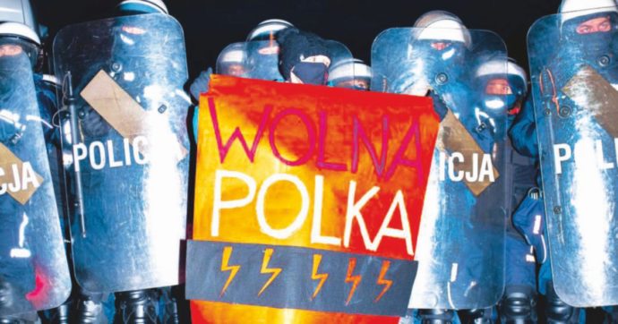 Copertina di Polonia, diritti negati e donne in rivoluzione (però armate di flash)