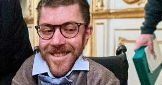 Copertina di Iacopo Melio è tornato a casa dopo il ricovero: “Ancora positivo. Andate a vaccinarvi, negli ospedali c’è l’inferno e solo questo ci salverà”