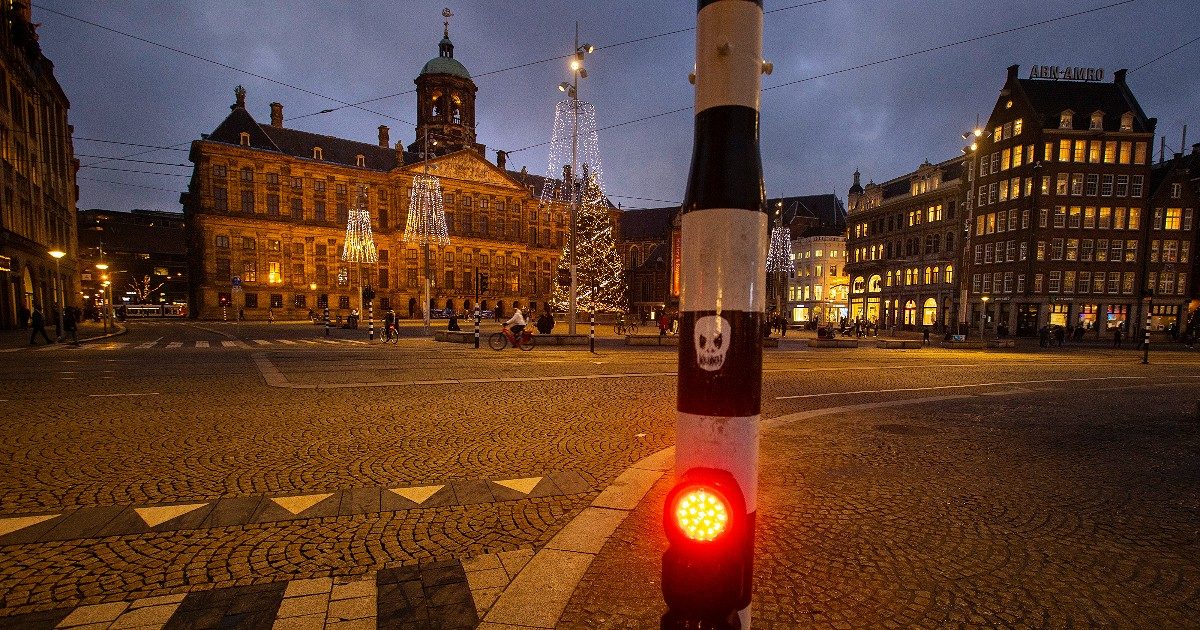 Covid, Olanda prolunga il lockdown fino al 9 febbraio. Uk, 45mila casi e 1.243 morti. Merkel: “Servono misure dure per altre 8-10 settimane”