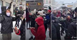 Copertina di Madrid, mega festa in strada sotto la neve nonostante le restrizioni anti-Covid: i video pubblicati sui social