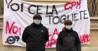 Copertina di Milano, gli studenti occupano il liceo Manzoni contro la didattica a distanza: “Non andiamo via. Scuola è priorità”