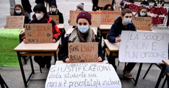 Copertina di Scuola, studenti in piazza Zingaretti: “Fa salire i casi”