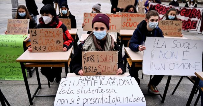Scuola, studenti in piazza Zingaretti: “Fa salire i casi”