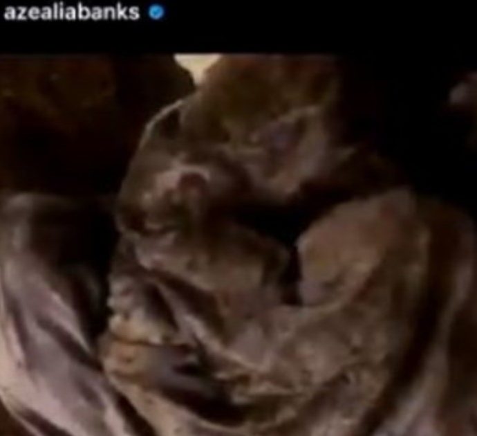 Azealia Banks, la rapper disseppellisce il suo gatto morto e poi lo cucina: il video che sta facendo inorridire il web