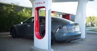 Copertina di Tesla, ordine di richiamo per 158mila vetture per problemi di sicurezza. Agenzia stradale Usa: “Lo schermo diventa nero”