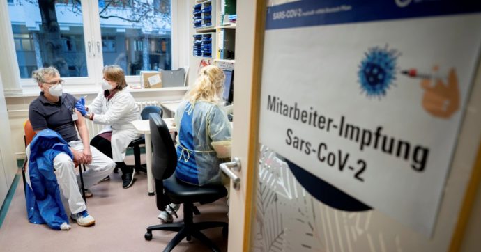 Germania, la campagna vaccinale zoppica: fallito l’obiettivo dell’80% entro gennaio, è caos anche sull’obbligo per il personale sanitario