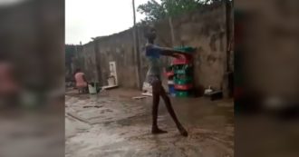 Copertina di La giovane ballerina nigeriana balla a piedi nudi sotto la pioggia, il video fa colpo su Roberto Bolle: “Lascia senza parole”