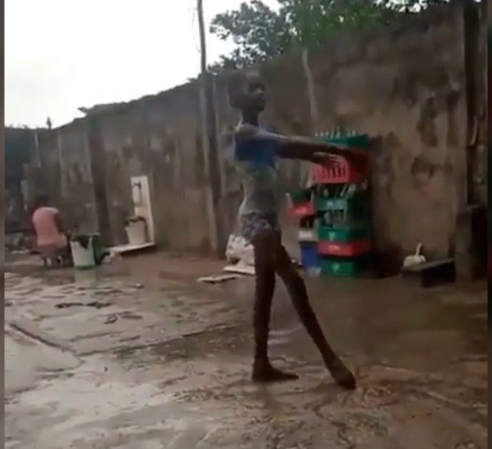 La giovane ballerina nigeriana balla a piedi nudi sotto la pioggia, il video fa colpo su Roberto Bolle: “Lascia senza parole”