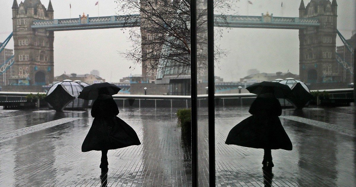 Dal lockdown rafforzato al coprifuoco alle 18 (ma con scuole aperte): dalla Francia alla Germania, ecco le restrizioni negli Stati europei