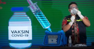 Coronavirus, la strategia al contrario dell’Indonesia: prima vaccina i giovani. “Così proteggiamo anche gli anziani”