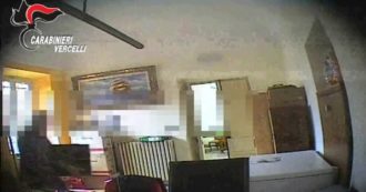 Vercellese, aiuti alimentari negati a stranieri e anziani: così la sindaca e l’ex assessore arrestati prendevano i pacchi dal magazzino – Video