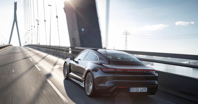Copertina di Porsche, con Taycan presenta il suo futuro. E sfida la rivale Tesla