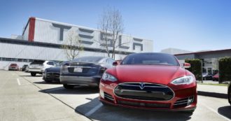 Copertina di Tesla, guida autonoma sotto accusa. Con l’Autopilot frenate fantasma e incidenti mortali