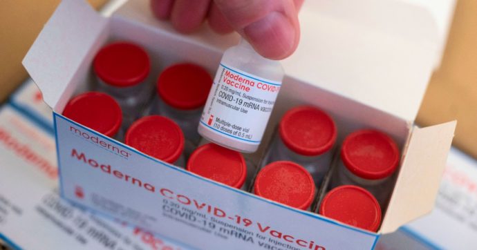 Vaccini, Moderna alza la produzione: “Fino a 1 miliardo di dosi nel 2021”. Al via studio clinico di un siero contro la variante sudafricana