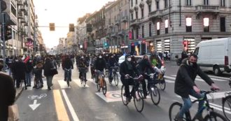 Copertina di Milano, protesta in bicicletta dei lavoratori dello spettacolo: “Attraversiamo la città per ricordare che la cultura è necessaria”