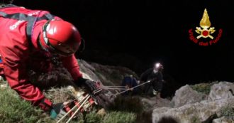 Copertina di Donna bloccata tre ore sulla scogliera del Salento: le immagini del difficile salvataggio dei vigili del fuoco