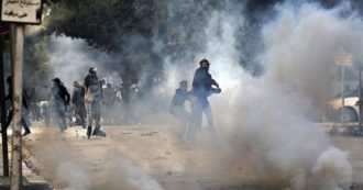 Copertina di Tunisia, notte di disordini e scontri con le forze dell’ordine: centinaia di arresti soprattutto giovanissimi