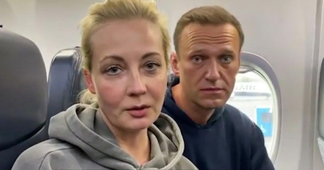 Navalny lascia la Germania e vola in Russia: “Non temo l’arresto”. Fermati all’aeroporto di Mosca i colleghi che lo aspettavano
