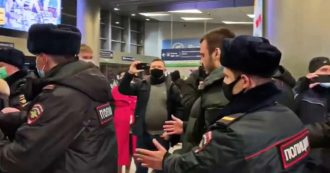 Copertina di Navalny, arrestati i suoi collaboratori mentre lo attendevano all’aeroporto di Mosca. Le immagini