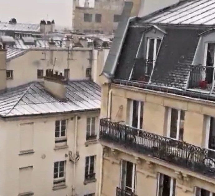 Parigi, la prima nevicata dell’anno imbianca la città e la torre Eiffel. E qualcuno ne approfitta per sciare