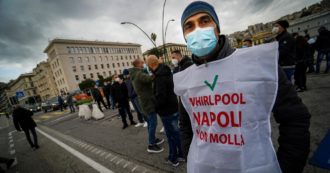Copertina di Whirlpool conferma procedura licenziamenti a Napoli dal 1 luglio: a rischio 350 lavoratori. Sindacati: “Dialogo costruttivo, basta minacce”
