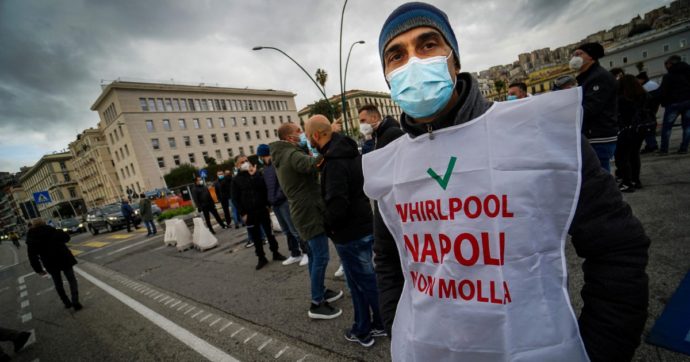 Whirlpool conferma procedura licenziamenti a Napoli dal 1 luglio: a rischio 350 lavoratori. Sindacati: “Dialogo costruttivo, basta minacce”