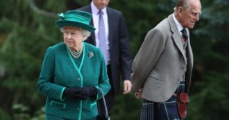 Copertina di “Il principe Filippo si accascia a terra davanti alla regina Elisabetta, lei ride e lo definisce ‘un pazzo'”