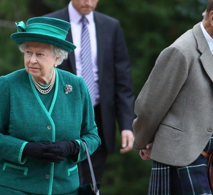 “Il principe Filippo si accascia a terra davanti alla regina Elisabetta, lei ride e lo definisce ‘un pazzo'”